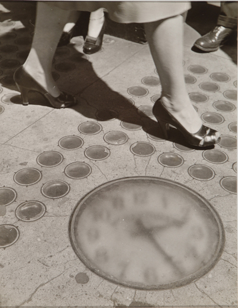 Ida Wyman, Sidewalk Clock, New York, 1947, gelatin silver print.  Columbus Museum of Art, Ohio, Photo League Collection, Museum Purchase, Derby Fund.  © Ida Wyman.