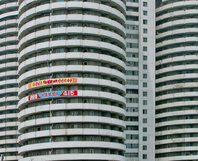 Apartment Tower, Pyongyang. Images courtesy of DOM Publishers and Philipp Meuser.