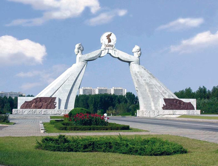 Arch of Reunification, Pyongyang. Images courtesy of DOM Publishers and Philipp Meuser.