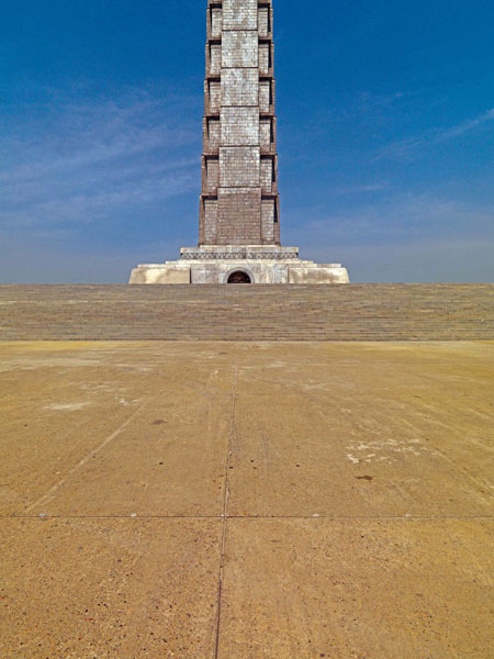 Juche Tower, Pyongyang. Images courtesy of DOM Publishers and Philipp Meuser.