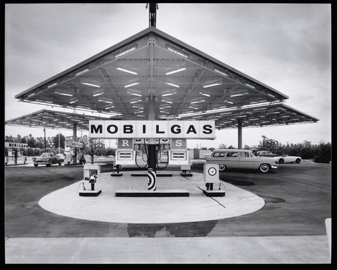 MOBIL GAS STATION Mobil Gas Station by Smith and Williams, Anaheim, CA.  Photograph by Julius Shulman, 1945.  © J. Paul Getty Trust.