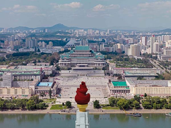 Plaza, Pyongyang. Images courtesy of DOM Publishers and Philipp Meuser.