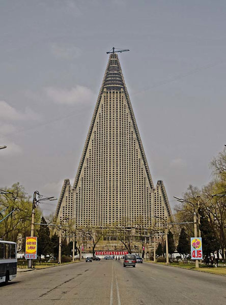 Ryugyong Hotel, Pyongyang. Images courtesy of DOM Publishers and Philipp Meuser.