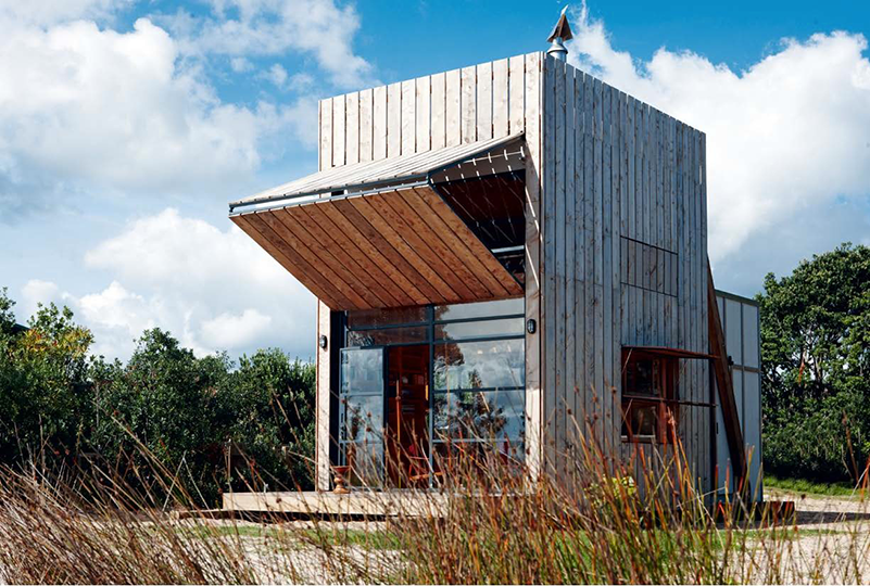 Hut on Sleds, Crosson Clarke Carnachan Architects, Waikato, New Zealand. Photography: Jackie Meiring. Copyright Gestalten 2013. 2013