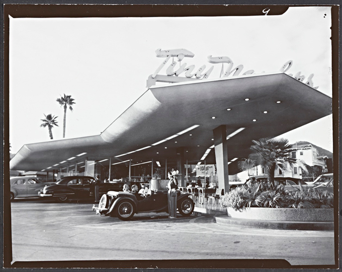 TINY NAYLORS Tiny Naylors drive-in restaurant by Douglas Honnold, Hollywood, CA.  Photograph by Julius Shulman, 1952.  © J. Paul Getty Trust.