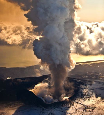 Eyjafjalljokull Volcanic Eruption,  April 21, 2010. Photography courtesy of Ragnar Th Sigurdsson/arctic-images.com. (Click to Enlarge)