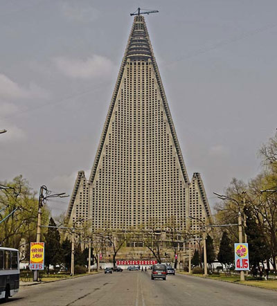 Ryugyong Hotel, Pyongyang. Images courtesy of DOM Publishers and Philipp Meuser.