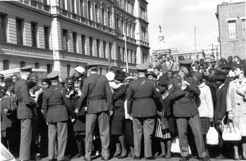 Alf Khumalo, South Africa goes on trial. Police outside the court. The whole world was watching when the three major sabotage trials started in Pretoria, Cape Town and Maritzburg. Outside the palace of Justice during the Rivonia Trial, 1963. Courtesy of Bailey’s Archive. © Baileys Archives.