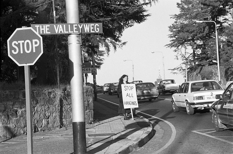 Gille de Vlieg, Harriet Gavshon in Jan Smuts Ave., Johannesburg. Part of a Black Sash protest stand in which protesters had to stand alone, or be arrested as an illegal gathering, July 19, 1985. © Gille de Vlieg.